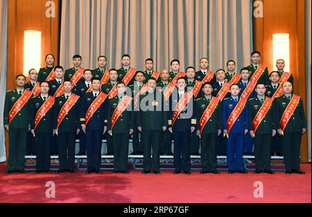 (190104) -- BEIJING, 4 janvier 2019 -- le président chinois Xi Jinping, également secrétaire général du comité central du Parti communiste chinois (PCC) et président de la Commission militaire centrale (CMC), pose pour des photos avec des représentants d'unités modèles récompensés et des individus modèles avant une réunion du CMC tenue à Beijing, capitale de la Chine, le 4 janvier 2019. CHINA-BEIJING-XI JINPING-CMC-MEETING (CN) LIXGANG PUBLICATIONXNOTXINXCHN Banque D'Images