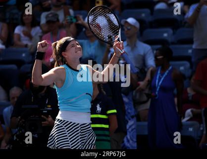 New York, États-Unis. 03 septembre 2023. Karolina Muchova, de la République tchèque, célèbre sa victoire sur Xinyu Wang, de Chine, après leur match de quatrième ronde à l’US Open. Muchova a gagné en trois sets. Photographie par crédit : Adam Stoltman/Alamy Live News Banque D'Images