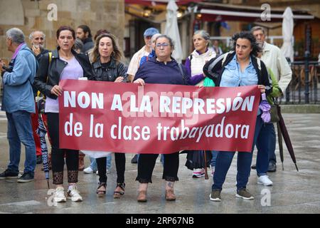 Gijon, Espagne. 01 septembre 2023. Gijon, Espagne, 1 septembre 2023 : plusieurs femmes brandissent une bannière de 'non à la répression de la classe ouvrière' lors du rassemblement contre Luis Rubiales, le 1 septembre 2023, à Gijon, en Espagne. (Photo Alberto Brevers/Pacific Press/Sipa USA) crédit : SIPA USA/Alamy Live News Banque D'Images