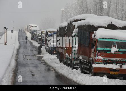 (190105) -- SRINAGAR, 5 janvier 2019 -- une photo prise le 5 janvier 2019 montre des camions bloqués sur une autoroute fermée après une chute de neige dans la région de Qazigund dans le district d'Anantnag, au sud de la ville de Srinagar, capitale estivale du Cachemire contrôlé par les Indiens. La vie normale dans le Cachemire contrôlé par l'Inde a été perturbée samedi par de fortes chutes de neige qui ont frappé la région, ont déclaré les responsables. KASHMIR-SRINAGAR-SNOWFALL JavedxDar PUBLICATIONxNOTxINxCHN Banque D'Images