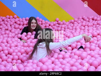 (190105) -- COLOGNE, 5 janvier 2019 -- deux filles s'amusent au Supercandy Pop-Up Museum de Cologne, Allemagne, le 4 janvier 2019. Avec une superficie totale de 1 200 mètres carrés et plus de 20 installations interactives pour les photographies, le musée a attiré de nombreux visiteurs, en particulier des jeunes, depuis son ouverture en septembre 2018, selon le PDG du musée Frank Karch. ALLEMAGNE-COLOGNE-MUSEUM-SELFIE LuxYang PUBLICATIONxNOTxINxCHN Banque D'Images