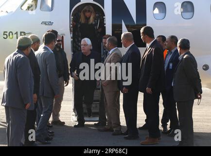 (190105) -- SANAA, 5 janvier 2019 -- l'envoyé spécial des Nations Unies pour le Yémen Martin Griffiths (C) arrive à l'aéroport international de Sanaa, Yémen, le 5 janvier 2019. Martin Griffiths est arrivé samedi dans la capitale tenue par les rebelles, Sanaa, dans une tentative apparente de cimenter le fragile cessez-le-feu dans la ville portuaire yéménite de Hodeidah. C’était la deuxième visite de Griffiths à Sanaa en un mois alors que l’ONU faisait pression pour que le processus de paix au Yémen mette fin à près de quatre ans de guerre dévastatrice, qui a poussé la nation arabe de plus de 20 millions d’habitants au bord de la famine. YÉMEN-SANAA-ENVOYÉ DE L'ONU-ARRIVÉE MOHAMMEDXMOHAMMED PUBL Banque D'Images