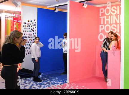 (190105) -- COLOGNE, 5 janvier 2019 -- les visiteurs réagissent au Supercandy Pop-Up Museum à Cologne, Allemagne, le 4 janvier 2019. Avec une superficie totale de 1 200 mètres carrés et plus de 20 installations interactives pour les photographies, le musée a attiré de nombreux visiteurs, en particulier des jeunes, depuis son ouverture en septembre 2018, selon le PDG du musée Frank Karch. ALLEMAGNE-COLOGNE-MUSEUM-SELFIE LuxYang PUBLICATIONxNOTxINxCHN Banque D'Images