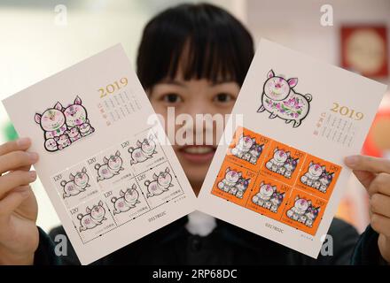 (190106) -- PÉKIN, 6 janv. 2019 (Xinhua) -- CHINA-STAMPS-YEAR OF THE COCHON-ÉMISSION (CN) Un membre du personnel présente des timbres spéciaux du zodiaque pour l'année lunaire du cochon à Handan, dans la province du Hebei du nord de la Chine, le 5 janvier 2019. La poste chinoise a émis samedi une série de timbres spéciaux du zodiaque en l'honneur du nouvel an lunaire chinois 2019, ou l'année du cochon. L'année du cochon commence le 5 février 2019. (Xinhua/Hao Qunying) CHINE-TIMBRES-ANNÉE DE L'ÉMISSION PORCINE (CN) PUBLICATIONxNOTxINxCHN Banque D'Images