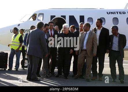 (190105) -- SANAA, 5 janvier 2019 -- l'envoyé spécial des Nations Unies pour le Yémen Martin Griffiths (C) arrive à l'aéroport international de Sanaa, Yémen, le 5 janvier 2019. Martin Griffiths est arrivé samedi dans la capitale tenue par les rebelles, Sanaa, dans une tentative apparente de cimenter le fragile cessez-le-feu dans la ville portuaire yéménite de Hodeidah. C’était la deuxième visite de Griffiths à Sanaa en un mois alors que l’ONU faisait pression pour que le processus de paix au Yémen mette fin à près de quatre ans de guerre dévastatrice, qui a poussé la nation arabe de plus de 20 millions d’habitants au bord de la famine. YÉMEN-SANAA-ENVOYÉ DE L'ONU-ARRIVÉE MOHAMMEDXMOHAMMED PUBL Banque D'Images