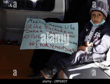 (190105) -- SANAA, 5 janvier 2019 -- Un garçon malade est assis dans une ambulance alors qu'il attend l'arrivée de l'envoyé spécial des Nations Unies pour le Yémen Martin Griffiths à l'aéroport international de Sanaa, Yémen, le 5 janvier 2019. Martin Griffiths est arrivé samedi dans la capitale tenue par les rebelles, Sanaa, dans une tentative apparente de cimenter le fragile cessez-le-feu dans la ville portuaire yéménite de Hodeidah. C’était la deuxième visite de Griffiths à Sanaa en un mois alors que l’ONU faisait pression pour que le processus de paix au Yémen mette fin à près de quatre ans de guerre dévastatrice, qui a poussé la nation arabe de plus de 20 millions d’habitants au bord de la famine. Banque D'Images