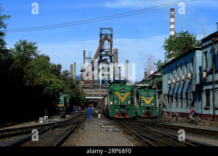 (190106) -- PÉKIN, 6 janvier 2019 (Xinhua) -- titres de Xinhua:Steel City toujours vibrante avec les anneaux olympiques des trains transportant de l'acier sont vus dans l'usine de Shougang dans le district de Shijingshan à Pékin, capitale de la Chine, le 26 octobre 2010. (Xinhua/Li Wenming) titres de Xinhua:Steel City toujours vibrante avec des anneaux olympiques PUBLICATIONxNOTxINxCHN Banque D'Images