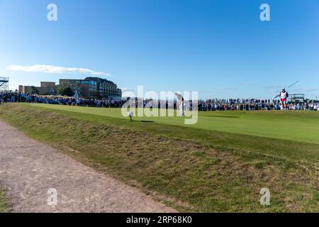 St Andrews, Écosse. 3 septembre 2023. Caleb Sargent pose sur le trou de route emblématique, 17e vert, sur le parcours Old lors des matchs simples du dimanche à la Walker Cup 2023. Banque D'Images