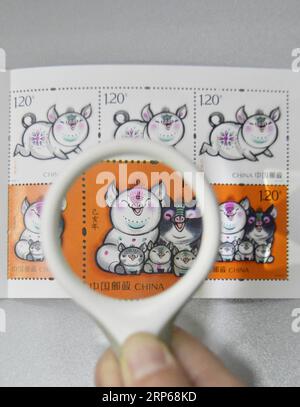 (190106) -- PÉKIN, 6 janv. 2019 (Xinhua) -- CHINA-STAMPS-YEAR OF THE COCHON-ÉMISSION (CN) des timbres spéciaux du zodiaque pour l'année lunaire du cochon sont vus dans un point postal de Binzhou City, province du Shandong dans l'est de la Chine, le 5 janvier 2019. La poste chinoise a émis samedi une série de timbres spéciaux du zodiaque en l'honneur du nouvel an lunaire chinois 2019, ou l'année du cochon. L'année du cochon commence le 5 février 2019. (Xinhua/Li Rongxin) CHINE-TIMBRES-ANNÉE DE L'ÉMISSION PORCINE (CN) PUBLICATIONxNOTxINxCHN Banque D'Images