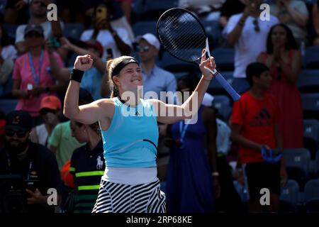 New York, États-Unis. 03 septembre 2023. Karolina Muchova, de la République tchèque, célèbre sa victoire sur Xinyu Wang, de Chine, après leur match de quatrième ronde à l’US Open. Muchova a gagné en trois sets. Photographie par crédit : Adam Stoltman/Alamy Live News Banque D'Images