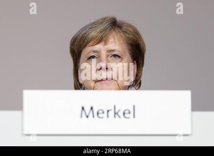 (190106) -- PÉKIN, 6 janv. 2019 (Xinhua) -- Portraits du 2018 décembre la chancelière allemande Angela Merkel réagit avant l'élection du nouveau président de l'Union chrétienne-démocrate (CDU) allemande lors de la conférence du parti à Hambourg, en Allemagne, le 7 décembre 2018. Annegret Kramp-Karrenbauer a été élue nouvelle présidente de l Union chrétienne-démocrate (CDU) au pouvoir en Allemagne lors du 31e congrès national du parti vendredi, succédant à la chancelière Angela Merkel qui a dirigé le parti pendant 18 ans. (Xinhua/Shan Yuqi) Portraits de décembre 2018 PUBLICATIONxNOTxINxCHN Banque D'Images