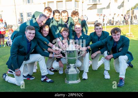 St Andrews, Écosse. 3 septembre 2023. L'équipe américaine gagnante avec le trophée à la Walker Cup 2023. Banque D'Images