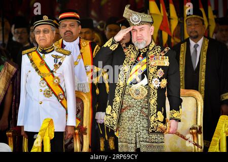 (190106) -- KUALA LUMPUR, le 6 janvier 2019 -- une photo prise le 17 juillet 2018 montre le roi Sultan Muhammad V (à droite, devant) de Malaisie examinant la garde royale d'honneur lors de la cérémonie d'ouverture du Parlement à Kuala Lumpur, en Malaisie. Le Roi Sultan Muhammad V de Malaisie a démissionné dimanche, après plus de deux ans de service en tant que chef d Etat suprême cérémonial du pays. ) MALAISIE-ROI MUHAMMAD V-DÉMISSIONNER ChongxVoonxChung PUBLICATIONxNOTxINxCHN Banque D'Images