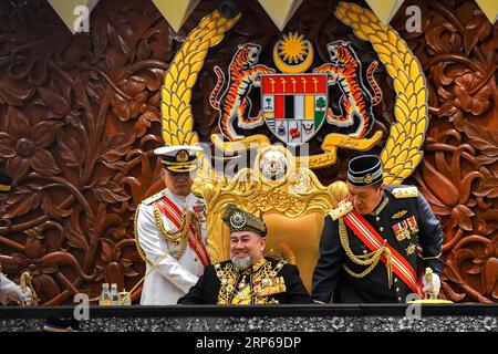 (190106) -- KUALA LUMPUR, le 6 janvier 2019 -- une photo prise le 17 juillet 2018 montre le roi Sultan Muhammad V (C) de Malaisie assistant à une réunion du Parlement à Kuala Lumpur, en Malaisie. Le Roi Sultan Muhammad V de Malaisie a démissionné dimanche, après plus de deux ans de service en tant que chef d Etat suprême cérémonial du pays. ) MALAISIE-ROI MUHAMMAD V-DÉMISSIONNER ChongxVoonxChung PUBLICATIONxNOTxINxCHN Banque D'Images