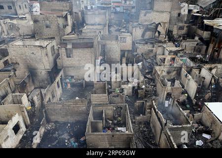 Actualités Themen der Woche KW01 Actualités Bilder des Tages 190106 -- QUEZON CITY, le 6 janvier 2019 -- les résidents retournent chez eux carbonisés pour chercher leurs effets personnels après un incendie dans un bidonville de Quezon City, aux Philippines, le 6 janvier 2019. Plus de 100 bidonvilles ont été rasées dans l'incendie, laissant 200 familles sans abri et 5 personnes blessées. LES PHILIPPINES-QUEZON CITY-FIRE-AFTERMATH ROUELLEXUMALI PUBLICATIONXNOTXINXCHN Banque D'Images