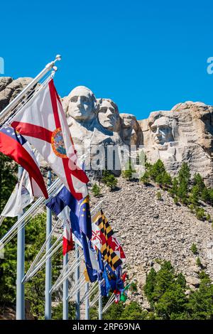 USA State Flags ligne d'entrée au Mount Rushmore National Memorial ; Black Hills ; Dakota du Nord ; États-Unis Banque D'Images