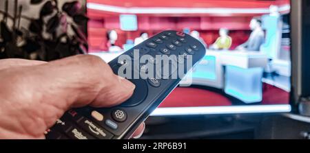 Hambourg, Allemagne. 15 février 2023. Une main actionne la télécommande d'un téléviseur. Crédit : Markus Scholz/dpa/Picture alliance/dpa | Markus Scholz/dpa/Alamy Live News Banque D'Images