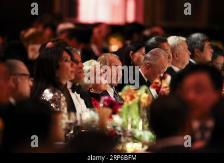 (190109) -- NEW YORK, le 9 janvier 2019 -- Maurice R. Greenberg (C), ancien président-directeur général du géant américain de l'assurance American International Group (AIG), écoute un discours lorsqu'il assiste au gala chinois du nouvel an lunaire du cochon à New York, aux États-Unis, le 7 janvier 2019. La Chambre de commerce générale de la Chine - États-Unis (CGCC-États-Unis) a tenu lundi le gala du nouvel an lunaire chinois 2019, auquel ont participé des représentants de gouvernements et d'entreprises des États-Unis et de la Chine.) ETATS-UNIS-NEW-YORK-CHINOIS LUNAR NOUVEL AN GALA WANGXYING PUBLICATIONXNOTXINXCHN Banque D'Images