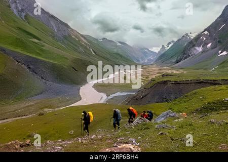 Trekking à travers la magnifique vallée luxuriante de Warwan, chaîne de Pir Panjal, Cachemire, Inde Banque D'Images