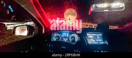 Hambourg, Allemagne. 27 mars 2023. Un véhicule est coincé dans un embouteillage sur l'autoroute la nuit sous la pluie. Crédit : Markus Scholz/dpa/Picture alliance/dpa | Markus Scholz/dpa/Alamy Live News Banque D'Images