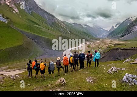 Trekking à travers la magnifique vallée luxuriante de Warwan, chaîne de Pir Panjal, Cachemire, Inde Banque D'Images