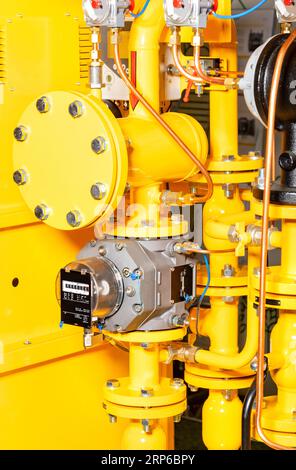 Compteur de gaz rotatif avec filtres et buses dans un fragment du système de station de contrôle de gaz. Banque D'Images