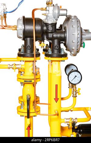 Fragment d'une station de contrôle de gaz avec vannes, manomètres et stabilisateurs de pression de gaz. L'image est isolée sur un fond blanc. Banque D'Images