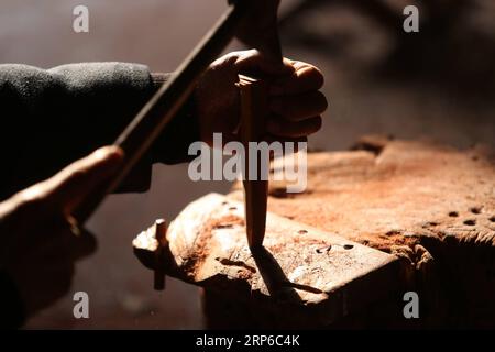 (190109) -- LINYI, 9 janvier 2019 -- le villageois Gao Zhenbao fabrique des parties d'Erhu, un instrument chinois à deux cordes arqué au village de Yuequan de la ville de Miaoshan dans la ville de Linyi, dans la province du Shandong de l'est de la Chine, le 8 janvier 2019. Yuequan est célèbre pour son Erhu fait à la main, avec plus de 90 ménages qui lui sont dédiés dans le village.) CHINE-SHANDONG-LINYI-FOLK ERHU MAKER (CN) ZHANGXCHUNLEI PUBLICATIONXNOTXINXCHN Banque D'Images