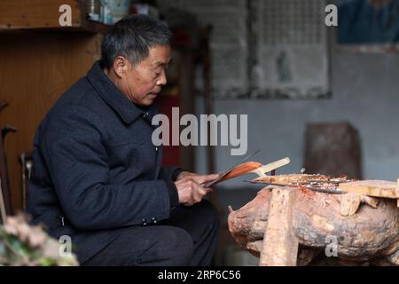 (190109) -- LINYI, 9 janvier 2019 -- le villageois Gao Zhenbao fabrique le poteau d'Erhu, un instrument chinois à deux cordes arqué dans le village de Yuequan de la ville de Miaoshan dans la ville de Linyi, dans la province du Shandong de l'est de la Chine, le 8 janvier 2019. Yuequan est célèbre pour son Erhu fait à la main, avec plus de 90 ménages qui lui sont dédiés dans le village.) CHINE-SHANDONG-LINYI-FOLK ERHU MAKER (CN) ZHANGXCHUNLEI PUBLICATIONXNOTXINXCHN Banque D'Images