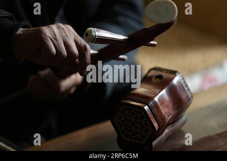 (190109) -- LINYI, 9 janvier 2019 -- le villageois Gao Zhenbao assemble des parties d'Erhu, un instrument chinois à deux cordes cintré dans le village de Yuequan de la ville de Miaoshan dans la ville de Linyi, dans la province du Shandong de l'est de la Chine, le 8 janvier 2019. Yuequan est célèbre pour son Erhu fait à la main, avec plus de 90 ménages qui lui sont dédiés dans le village.) CHINE-SHANDONG-LINYI-FOLK ERHU MAKER (CN) ZHANGXCHUNLEI PUBLICATIONXNOTXINXCHN Banque D'Images