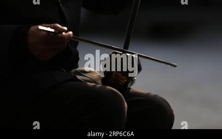 (190109) -- LINYI, 9 janvier 2019 -- le villageois Gao Zhenbao chante un nouvel Erhu, un instrument chinois à deux cordes cintré au village de Yuequan de la ville de Miaoshan dans la ville de Linyi, dans la province du Shandong de l est de la Chine, le 8 janvier 2019. Yuequan est célèbre pour son Erhu fait à la main, avec plus de 90 ménages qui lui sont dédiés dans le village.) CHINE-SHANDONG-LINYI-FOLK ERHU MAKER (CN) ZHANGXCHUNLEI PUBLICATIONXNOTXINXCHN Banque D'Images