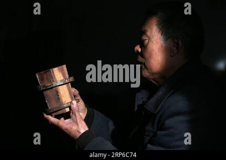 (190109) -- LINYI, 9 janvier 2019 -- le villageois Gao Zhenbao fabrique le tube d'Erhu, un instrument chinois à deux cordes arqué dans le village de Yuequan de la ville de Miaoshan dans la ville de Linyi, dans la province du Shandong de l'est de la Chine, le 8 janvier 2019. Yuequan est célèbre pour son Erhu fait à la main, avec plus de 90 ménages qui lui sont dédiés dans le village.) CHINE-SHANDONG-LINYI-FOLK ERHU MAKER (CN) ZHANGXCHUNLEI PUBLICATIONXNOTXINXCHN Banque D'Images