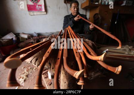 (190109) -- LINYI, 9 janvier 2019 -- le villageois Gao Zhenbao vérifie les poteaux d'Erhu, un instrument chinois à deux cordes cintré dans le village de Yuequan de la ville de Miaoshan dans la ville de Linyi, dans la province du Shandong de l'est de la Chine, le 8 janvier 2019. Yuequan est célèbre pour son Erhu fait à la main, avec plus de 90 ménages qui lui sont dédiés dans le village.) CHINE-SHANDONG-LINYI-FOLK ERHU MAKER (CN) ZHANGXCHUNLEI PUBLICATIONXNOTXINXCHN Banque D'Images