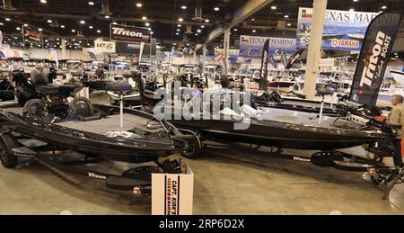 (190109) -- HOUSTON, 9 janvier 2019 -- des bateaux sont exposés au Houston International Boat, Sport & Travel Show à Houston, aux États-Unis, le 8 janvier 2019. Plus de 1 000 bateaux sont exposés pendant le salon annuel du 4 au 13 janvier. De nombreux vendeurs au détail utilisent le prix pré-tarifaire pour attirer des acheteurs. En raison des tarifs imposés sur les importations de matériaux, les fabricants de bateaux américains ont annoncé une hausse des prix au printemps 2019. ) US-HOUSTON-BOAT SHOW Yi-ChinxLee PUBLICATIONxNOTxINxCHN Banque D'Images