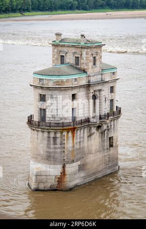 Prise d'eau historique numéro 1 de la tour construite en 1894 sous l'ancienne chaîne de roches pont sur le fleuve du Mississippi près de St Louis Banque D'Images