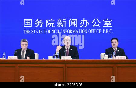 (190110) -- BEIJING, 10 janv. 2019 (Xinhua) -- Zhang Jun (C), procureur général du parquet populaire suprême (SPP), et Tong Jianming (R), procureur général adjoint du SPP, introduisent la réforme institutionnelle du SPP et l'exercice de la fonction de supervision juridique lors d'une conférence de presse à Beijing, capitale de la Chine, le 3 janvier 2019. En novembre 2013, le 18e Comité central du Parti communiste chinois a tenu sa troisième session plénière pour se concentrer sur l'approfondissement complet de la réforme. La Chine a réalisé des progrès globaux dans l'approfondissement de la réforme de ses systèmes judiciaire et social dans le f Banque D'Images