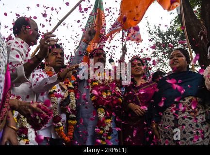 (190110) -- MUMBAI, le 10 janvier 2019 -- les membres du parti Bharatiya Janata célèbrent l'établissement de quotas pour les personnes pauvres de la caste supérieure dans les emplois gouvernementaux avant les élections nationales, à Mumbai, Inde, le 10 janvier 2019.) INDE-MUMBAI-BHARATIYA JANATA FÊTE CÉLÉBRATION STRINGER PUBLICATIONXNOTXINXCHN Banque D'Images