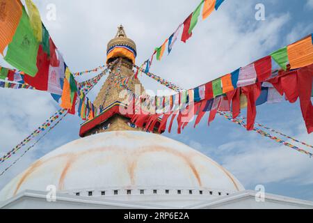 Drapeaux de prière multicolores avec textes de mantras articulé sur le dessus de Boudhanath Stupa - la plus grande stupas sphérique au Népal et lieu très sacré pour BU Banque D'Images