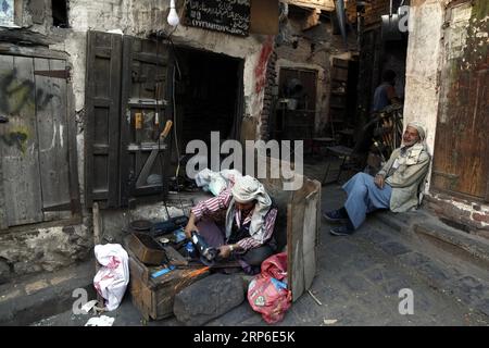 (190110) -- SANAA, 10 janvier 2019 -- Un forgeron travaille devant un atelier dans un marché de la vieille ville de Sanaa, Yémen, le 10 janvier 2019. En réponse aux efforts en cours pour organiser un nouveau cycle de pourparlers de paix, les Yéménites espèrent qu'ils réussiront enfin à mettre fin à leurs quatre années de souffrance de guerre, de violence et de pauvreté. YÉMEN-SANAA-VIE QUOTIDIENNE MohammedxMohammed PUBLICATIONxNOTxINxCHN Banque D'Images