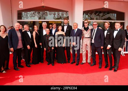 Festival-Direktor Alberto Barbera mit Filmcast und Crew BEI der Premiere des Kinofilms 'Die Theorie von Allem / The Theory of Everything' auf der Biennale di Venezia 2023 / 80. Internationale Filmfestspiele von Venedig im Palazzo del Cinema. Venedig, 03.09.2023 Banque D'Images