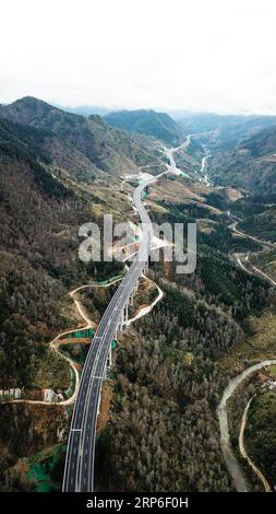 (190111) -- LIBO, 11 janvier 2019 (Xinhua) -- une photo aérienne prise le 11 janvier 2019 montre une section de l'autoroute Libo-Rongjiang dans la province du Guizhou, dans le sud-ouest de la Chine. Ouverte à la circulation vendredi, la voie express mesure environ 67 kilomètres de long et a une vitesse de conception de 80 kilomètres par heure. (Xinhua/Tao Liang) CHINA-GUIZHOU-EXPRESSWAY-OPEN (CN) PUBLICATIONxNOTxINxCHN Banque D'Images