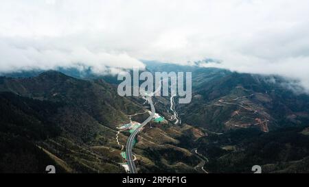 (190111) -- LIBO, 11 janvier 2019 (Xinhua) -- une photo aérienne prise le 11 janvier 2019 montre une section de l'autoroute Libo-Rongjiang dans la province du Guizhou, dans le sud-ouest de la Chine. Ouverte à la circulation vendredi, la voie express mesure environ 67 kilomètres de long et a une vitesse de conception de 80 kilomètres par heure. (Xinhua/Tao Liang) CHINA-GUIZHOU-EXPRESSWAY-OPEN (CN) PUBLICATIONxNOTxINxCHN Banque D'Images