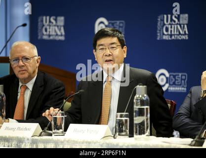 (190111) -- NEW YORK, 11 janv. 2019 (Xinhua) -- Huang Haizhou (R), directeur général de China International Capital Corporation, prend la parole lors de Forecast of China s Economy for 2019 à New York, aux États-Unis, le 10 janvier 2019. Prévisions : l'économie chinoise 2019, un événement organisé par le Comité national sur les relations américano-chinoises et le Centre chinois de recherche économique de l'Université de Pékin, s'est tenu ici jeudi. (Xinhua/Wang Ying) USA-NEW YORK-ECONOMISTS-CHINA S ECONOMIC OUTLOOK PUBLICATIONxNOTxINxCHN Banque D'Images