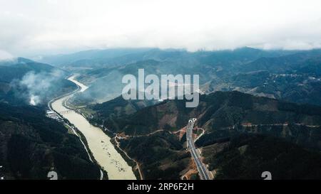 (190111) -- LIBO, 11 janvier 2019 (Xinhua) -- une photo aérienne prise le 11 janvier 2019 montre une section de l'autoroute Libo-Rongjiang dans la province du Guizhou, dans le sud-ouest de la Chine. Ouverte à la circulation vendredi, la voie express mesure environ 67 kilomètres de long et a une vitesse de conception de 80 kilomètres par heure. (Xinhua/Tao Liang) CHINA-GUIZHOU-EXPRESSWAY-OPEN (CN) PUBLICATIONxNOTxINxCHN Banque D'Images