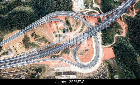 (190111) -- LIBO, 11 janvier 2019 (Xinhua) -- une photo aérienne prise le 11 janvier 2019 montre une section de l'autoroute Libo-Rongjiang dans la province du Guizhou, dans le sud-ouest de la Chine. Ouverte à la circulation vendredi, la voie express mesure environ 67 kilomètres de long et a une vitesse de conception de 80 kilomètres par heure. (Xinhua/Tao Liang) CHINA-GUIZHOU-EXPRESSWAY-OPEN (CN) PUBLICATIONxNOTxINxCHN Banque D'Images