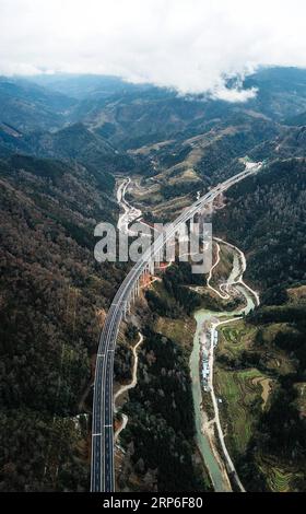 (190111) -- LIBO, 11 janvier 2019 (Xinhua) -- une photo aérienne prise le 11 janvier 2019 montre une section de l'autoroute Libo-Rongjiang dans la province du Guizhou, dans le sud-ouest de la Chine. Ouverte à la circulation vendredi, la voie express mesure environ 67 kilomètres de long et a une vitesse de conception de 80 kilomètres par heure. (Xinhua/Tao Liang) CHINA-GUIZHOU-EXPRESSWAY-OPEN (CN) PUBLICATIONxNOTxINxCHN Banque D'Images