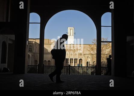 (190111) -- KASHAN (IRAN), 11 janvier 2019 -- Une visite touristique du musée Borujerdi House à Kashan, Iran, 10 janvier 2019. La maison Borujerdi construite en 1857 est un monument célèbre et un échantillon de l'architecture résidentielle traditionnelle persane.) IRAN-KASHAN-LANDMARK-SCENERY AhmadxHalabisaz PUBLICATIONxNOTxINxCHN Banque D'Images