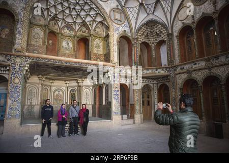 (190111) -- KASHAN (IRAN), 11 janvier 2019 -- des touristes prennent des photos lorsqu'ils visitent le musée Borujerdi House à Kashan, Iran, le 10 janvier 2019. La maison Borujerdi construite en 1857 est un monument célèbre et un échantillon de l'architecture résidentielle traditionnelle persane.) IRAN-KASHAN-LANDMARK-SCENERY AhmadxHalabisaz PUBLICATIONxNOTxINxCHN Banque D'Images