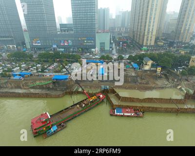 (190112) -- CHANGSHA, 12 janvier 2019 (Xinhua) -- une photo aérienne prise le 11 janvier 2019 montre un projet de prévention des inondations le long de la rive est de la rivière Xiangjiang à Changsha, capitale de la province du Hunan en Chine centrale. Le Frogman, âgé de 30 ans, renforce une partie sous-marine d'une digue de protection contre les inondations qui s'étend du pavillon Dufu près de la rivière Xiangjiang à Changsha jusqu'au pont Yinpenling sur la rivière Xiangjiang. Chaque fois, Wu Zhuan travaille sous l'eau avec des appareils de plongée pesant plus de 25 kilogrammes pendant environ trois heures. (Xinhua/Xue Yuge) CHINA-HUNAN-CHANGSHA-FROGMAN (CN) PUBLICATIONxNOTxINx Banque D'Images