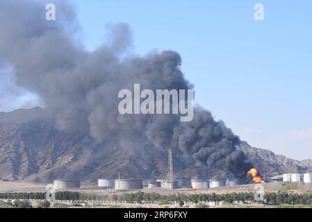 Jemen, Feuer dans la raffinerie à Aden 190112 -- ADEN, 12 janvier 2019 -- une photo prise le 12 janvier 2019 montre un incendie et une fumée intense dans une raffinerie de pétrole appartenant à l'État à Aden, au Yémen, le 12 janvier 2019. Un énorme incendie s'est déclaré vendredi soir dans la raffinerie de pétrole appartenant à l'État dans la ville portuaire d'Aden, au sud du Yémen, ne faisant aucune victime. Murad Abdo YÉMEN-ADEN-RAFFINERIE DE PÉTROLE-INCENDIE NiexYunpeng PUBLICATIONxNOTxINxCHN Banque D'Images